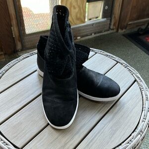 EMU Australia super comfy sneaker like pull on boot